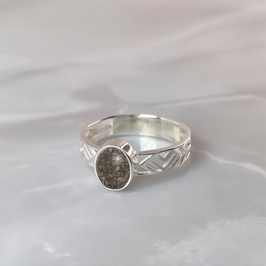 Anillo de plata · Oval de ceniza