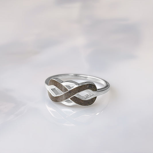 Anillo de plata · Infinito entrelazado de ceniza