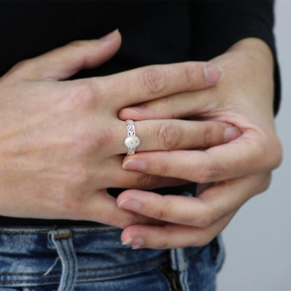 Anillo con cordón umbilical · Oval de plata con cordón umbilical