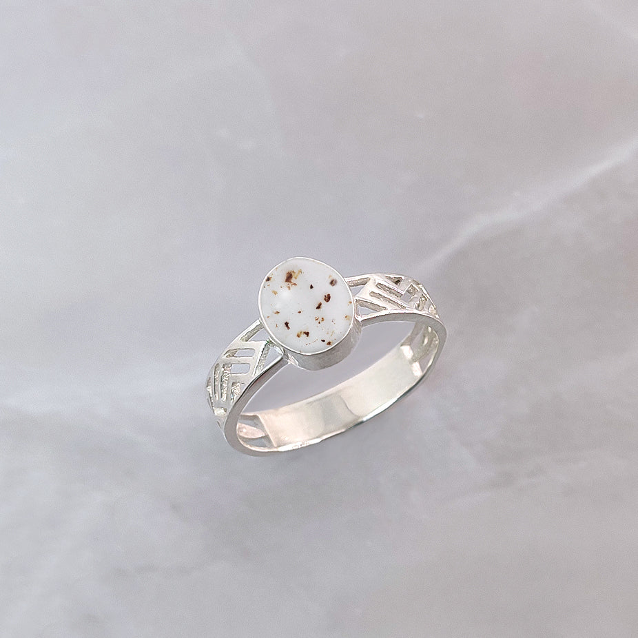 Anillo con cordón umbilical · Oval de plata con cordón umbilical
