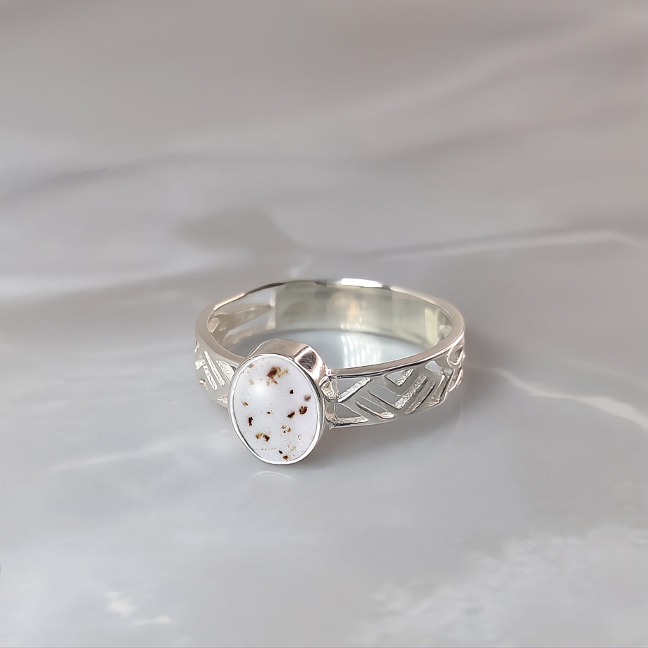 Anillo con cordón umbilical · Oval de plata con cordón umbilical