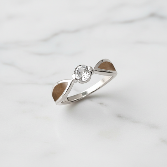 Anillo de plata · Solitario y circonita con pelo de tu mascota