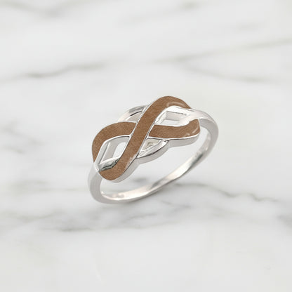 Anillo con pelo de perro dentro de infinito de plata