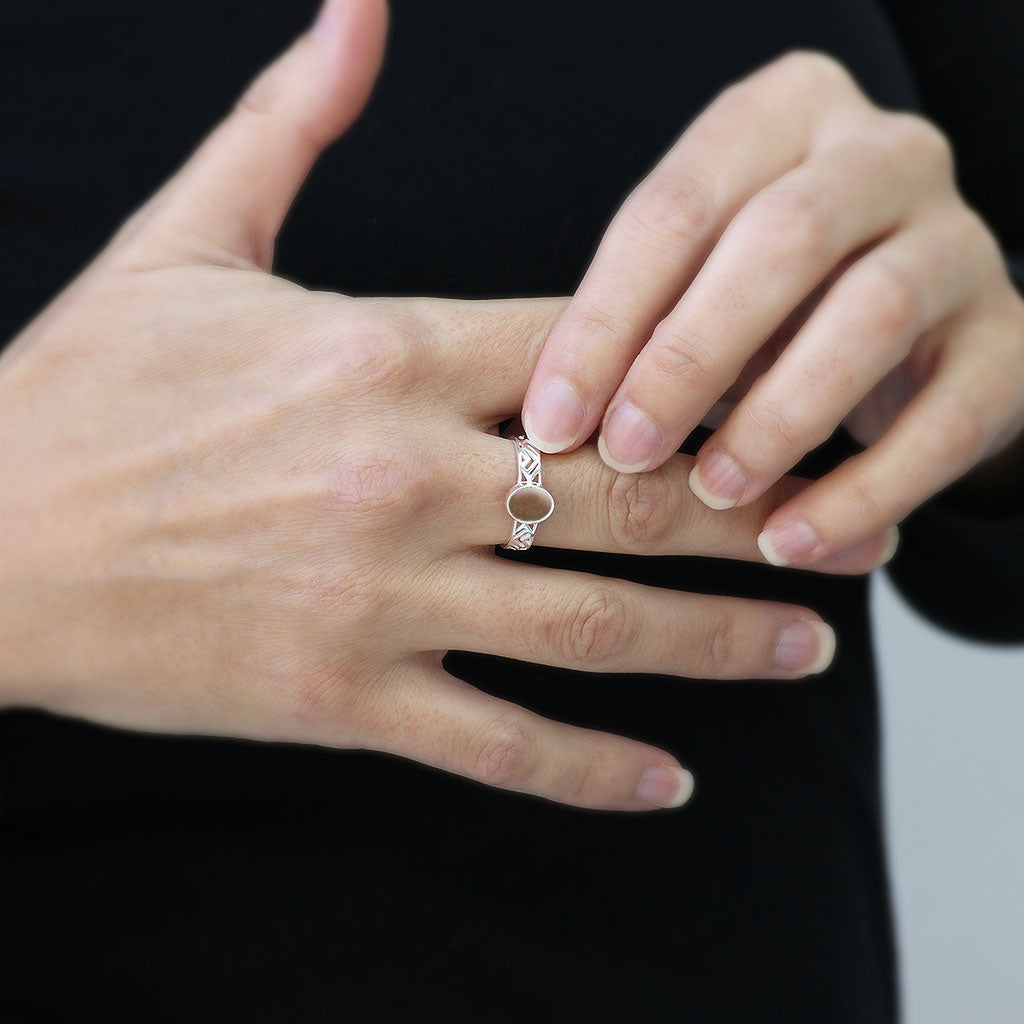 Anillo con pelo de perro o gato en gema oval y plata.