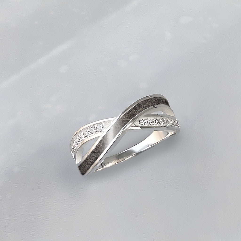 Anillo de plata con bandas cruzadas. Una con pelo de tu perro y otra con circonitas