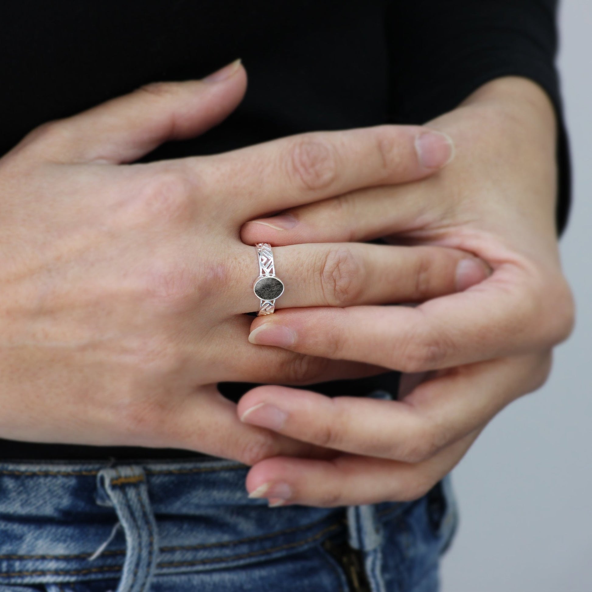 Anillo con pelo de perro o gato en gema oval y plata.