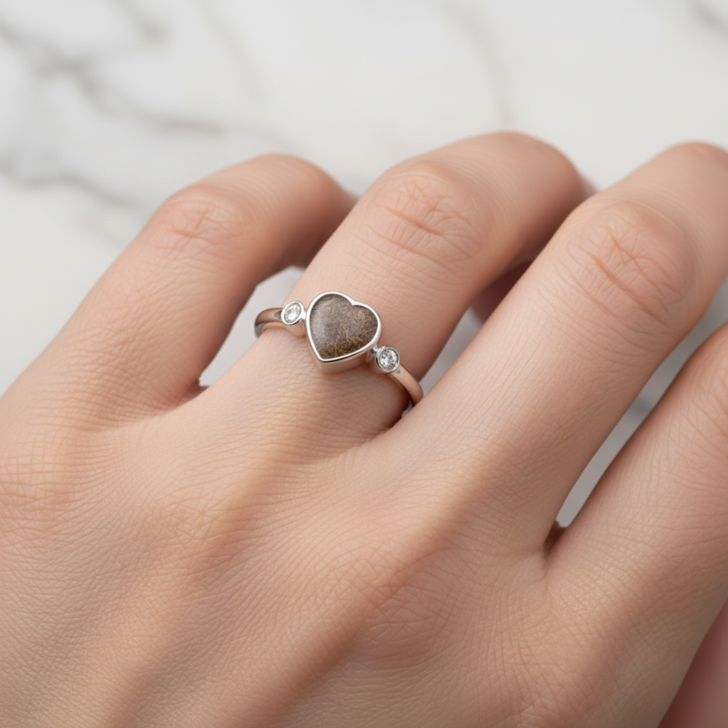 Anillo con Pelo de Mascota en Corazón con 2 Circontias a los lados