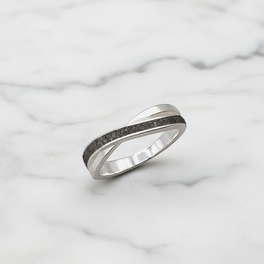 Anillo con Cenizas en Banda Cruzada de Plata