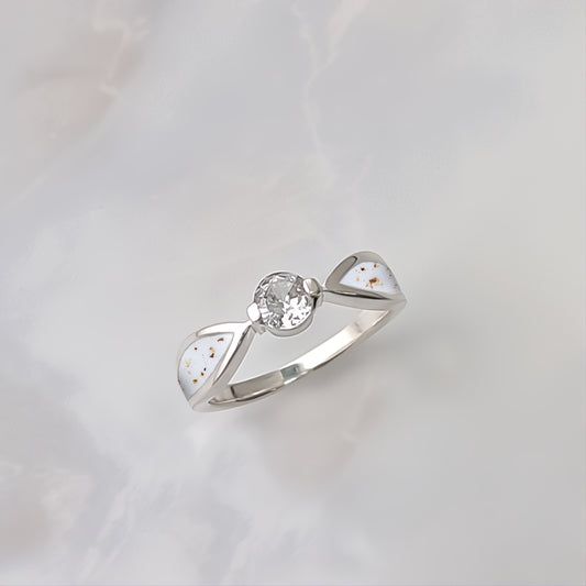 Anillo de plata · Solitario con circonita y laterales con cordón umbilical