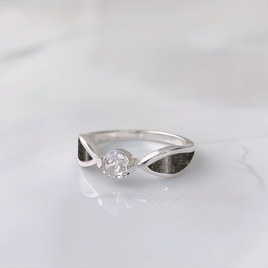Anillo de plata · Solitario con circonita y cenizas de tu mascota