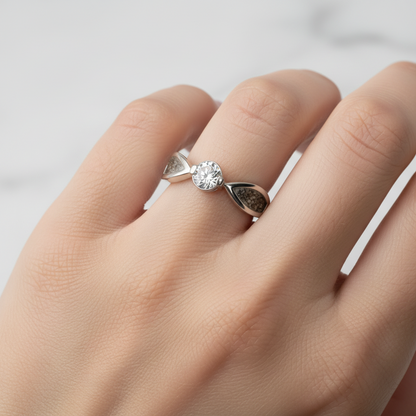 Anillo con Cenizas en Solitario de Plata con Circonita