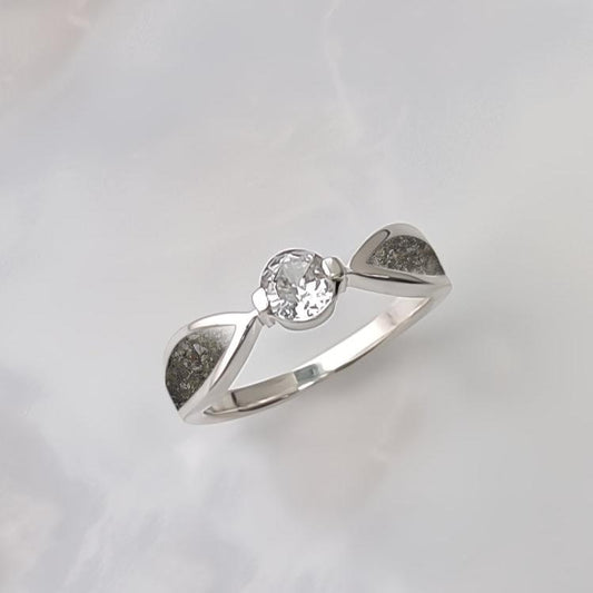 Anillo de plata · Solitario circonita y laterales de ceniza