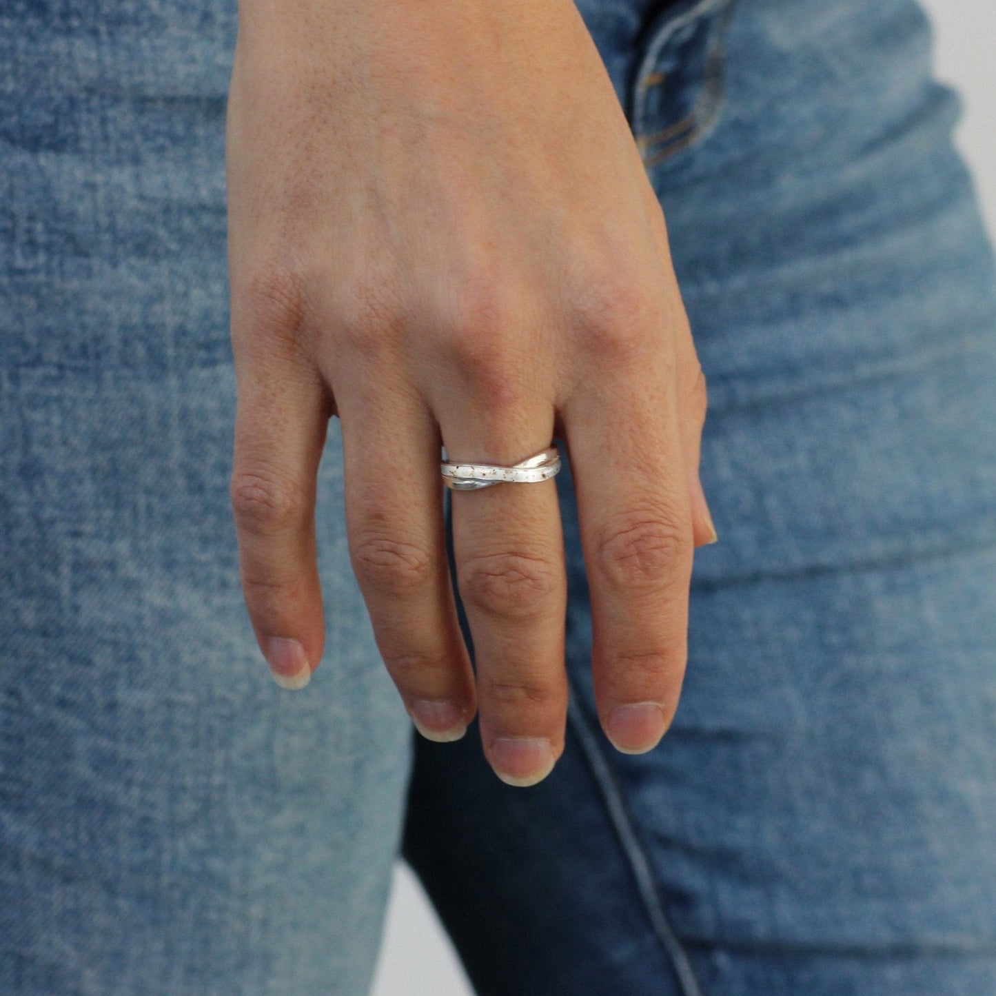 Anillo de plata con cordon umbilical en bandas cruzadas
