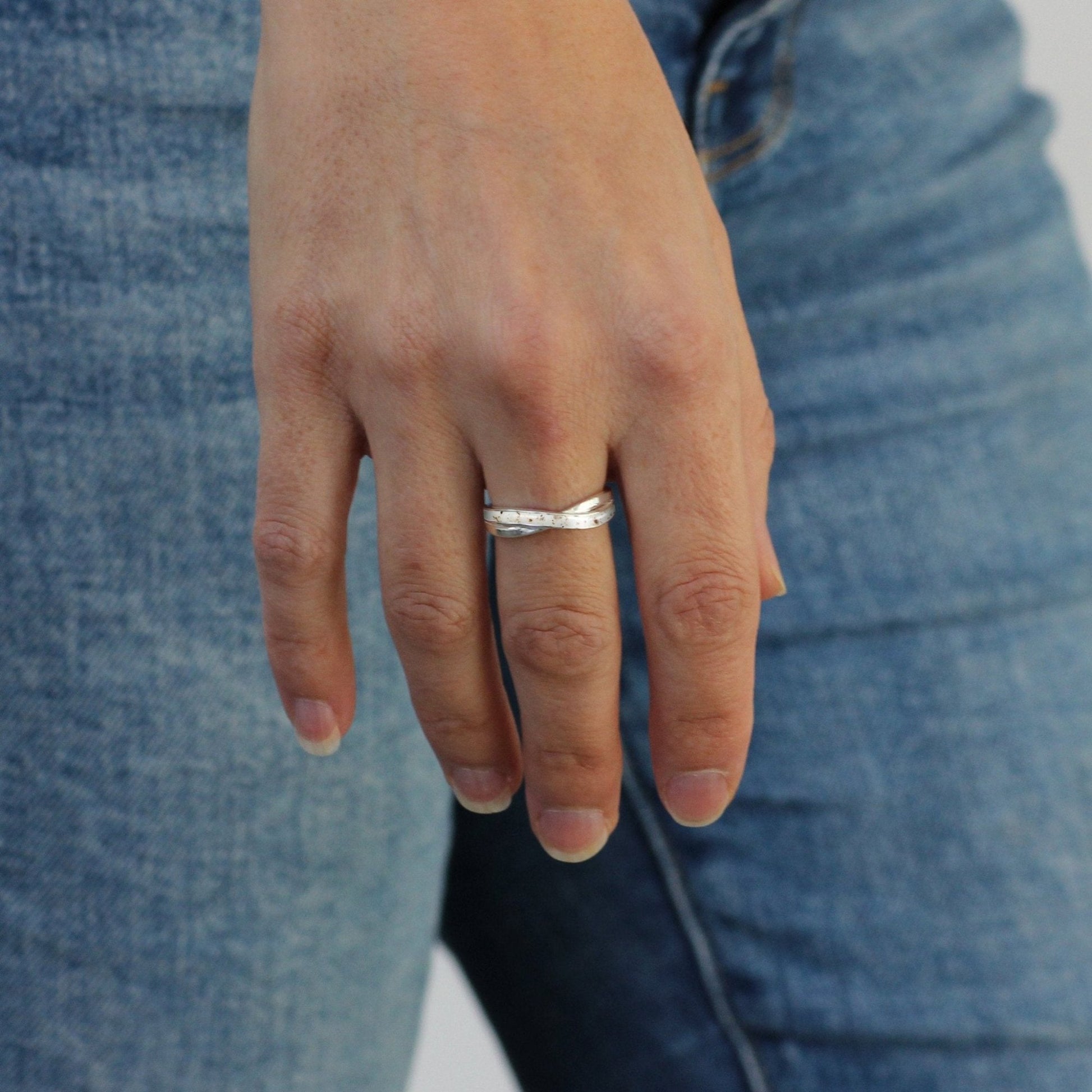 Anillo de plata con cordon umbilical en bandas cruzadas