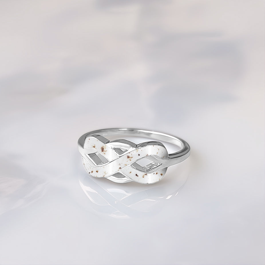 Anillo con cordón umbilical · Infinito de plata entrelazado con cordón umbilical