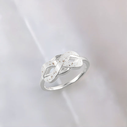 Anillo con cordón umbilical · Infinito de plata entrelazado con cordón umbilical
