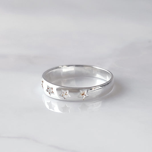 Anillo de plata con cordón umbilical en estrellas talladas. 