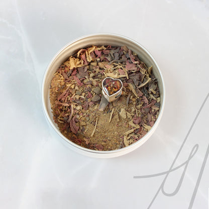 Charm con tierra o arena o flores en corazón de plata