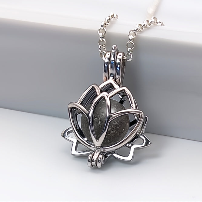 Colgante de plata · Jaula flor de loto y perla de ceniza