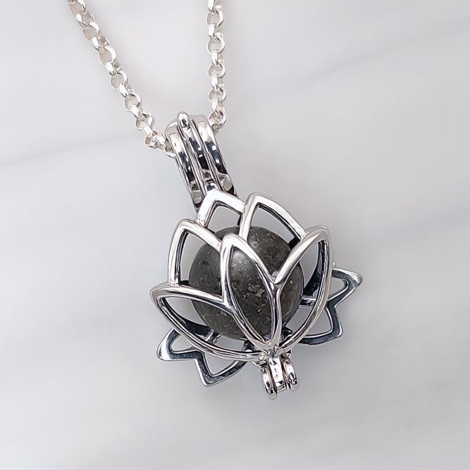 Colgante de plata · Jaula flor de loto y perla de ceniza