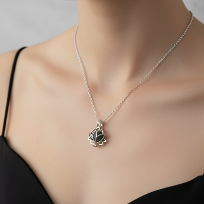 Colgante con Cenizas en Esfera dentro de Jaula de Plata Flor de Loto