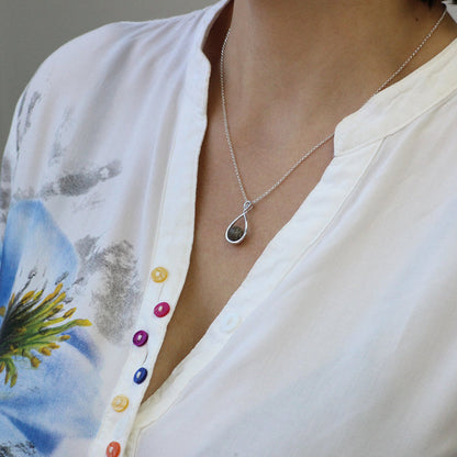 Colgante de plata con cenizas en lágrima o gota o perla.