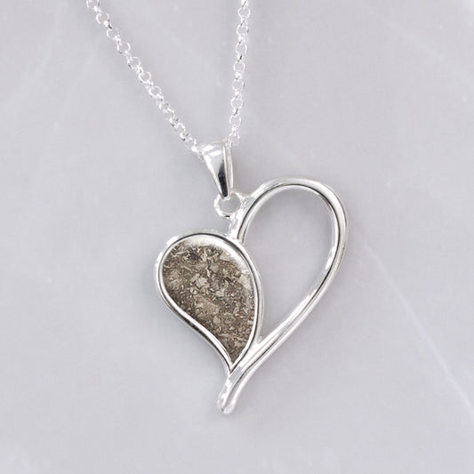 Colgante con Cenizas de Mascota en Corazón Latiente de Plata