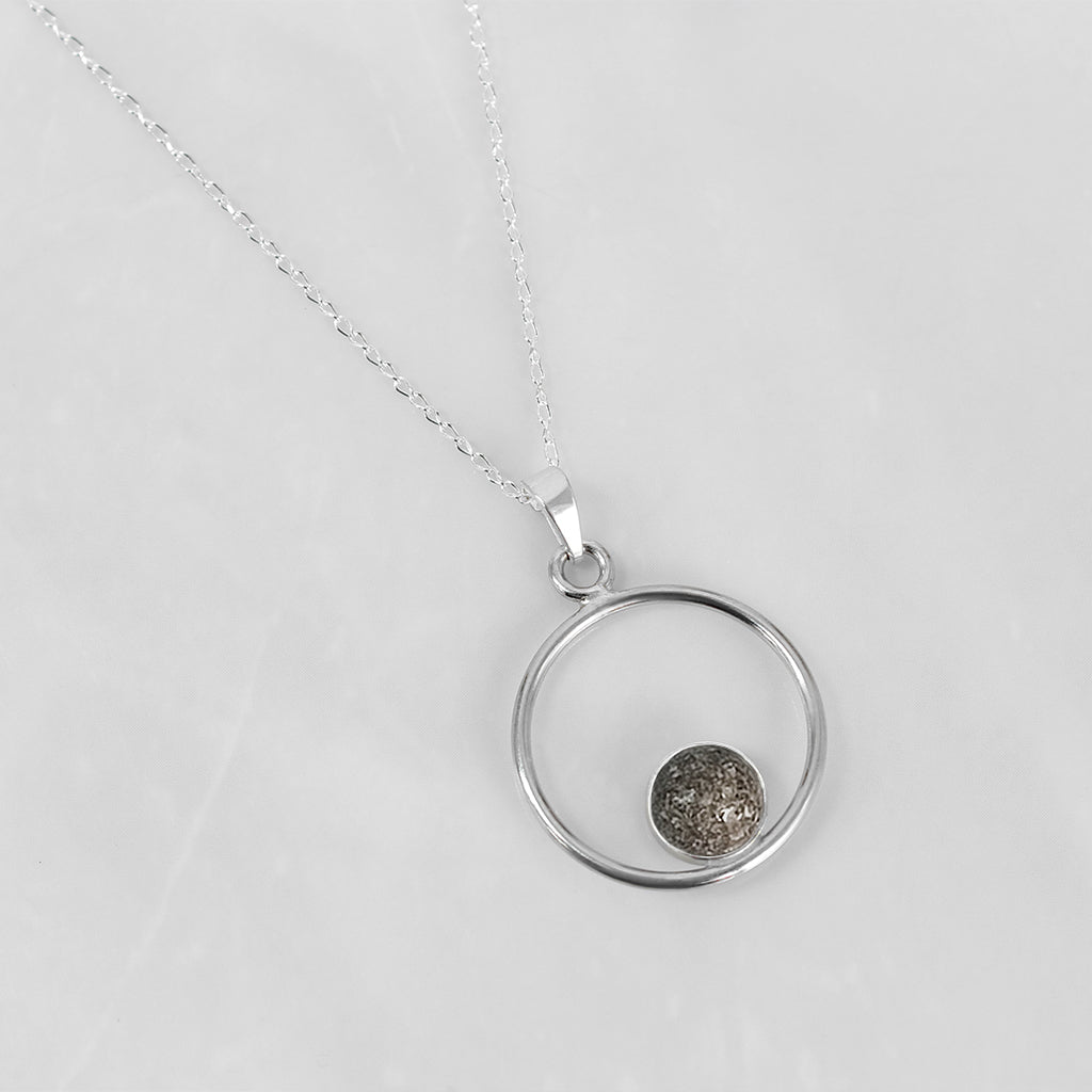 Colgante con Cenizas dentro de Círculo en Base de Aro de Plata