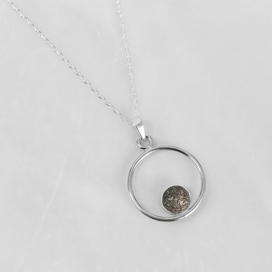 Colgante con Cenizas dentro de Círculo en Base de Aro de Plata
