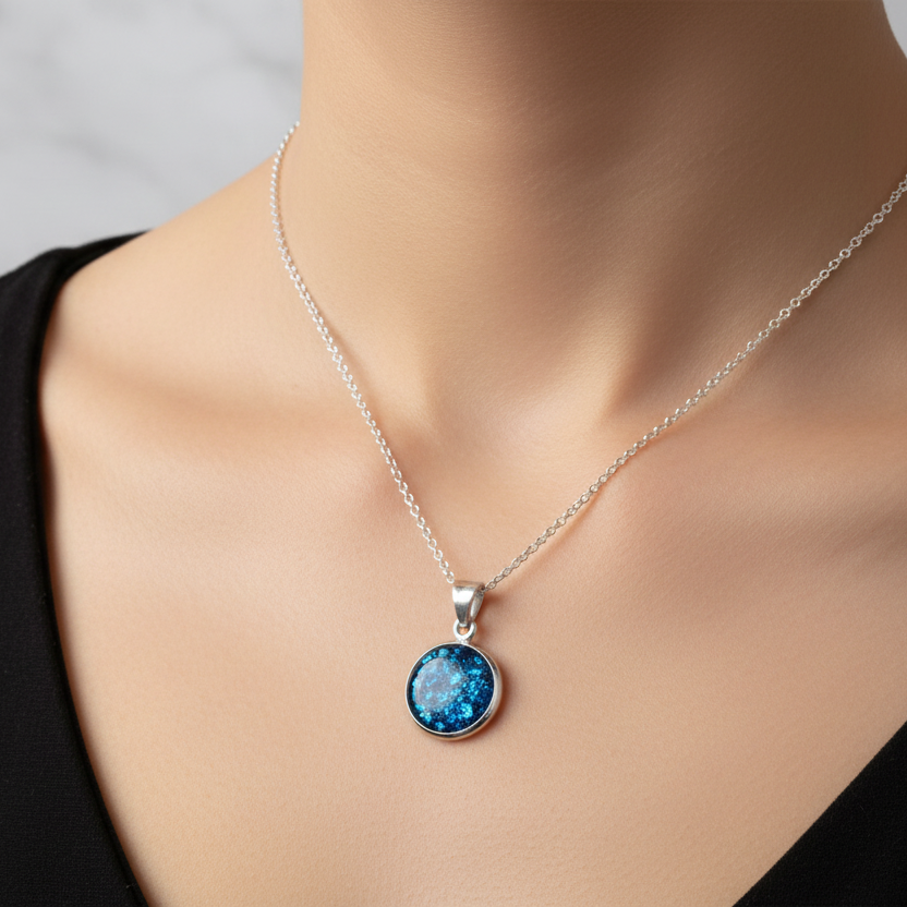 Colgante con Cenizas en Círculo de Plata con Brillo Azul en su Interior