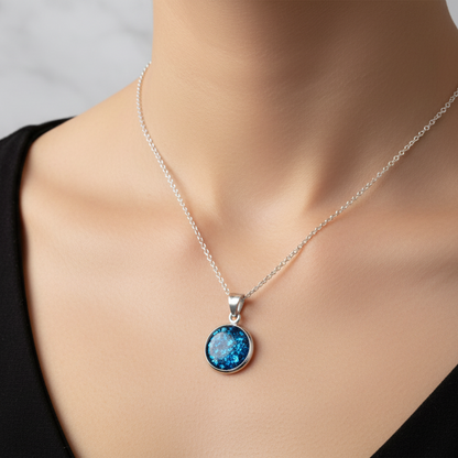 Colgante con Cenizas en Círculo de Plata con Brillo Azul en su Interior