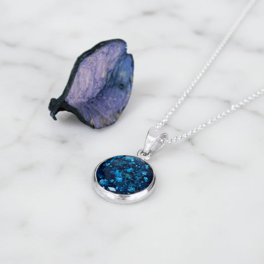 Colgante con Cenizas en Círculo de Plata y Fondo Brillante