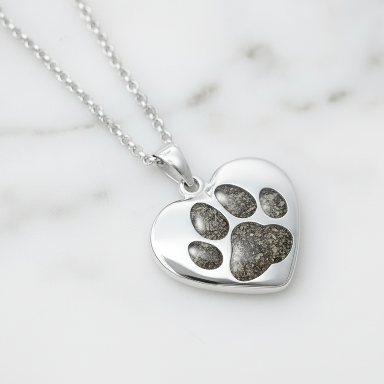 Colgante con Cenizas en Huella de Mascota dentro de Corazón Macizo de Plata de Ley