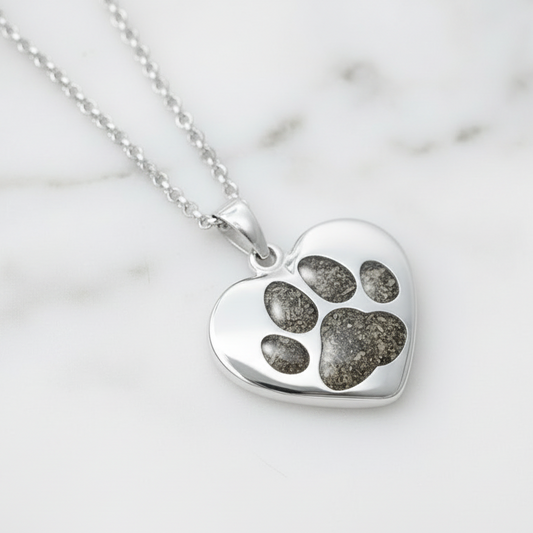 Colgante con Cenizas en Huella de Mascota dentro de Corazón Macizo de Plata de Ley