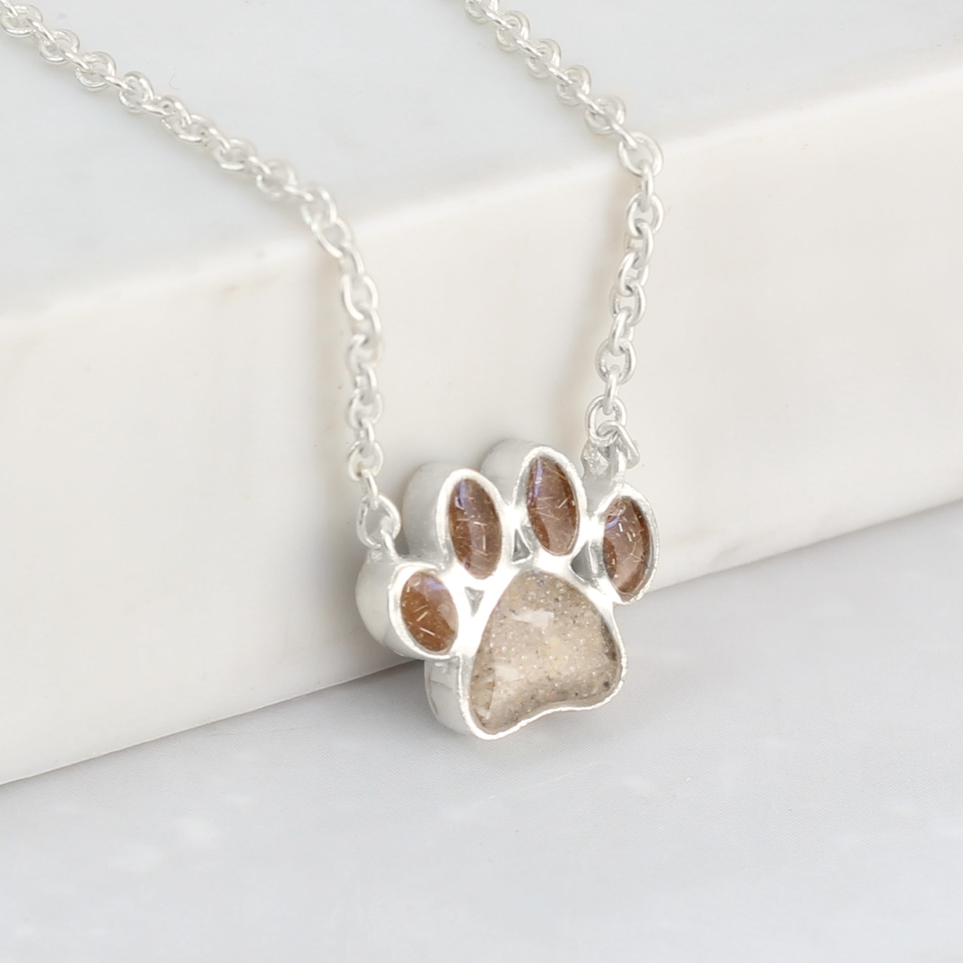 Colgante con Cenizas y Pelo de Mascota en Huella de Plata con Cadena Integrada