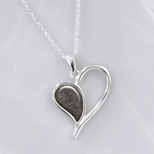 Colgante con Pelo de Mascota en Corazón de Plata latiendo.