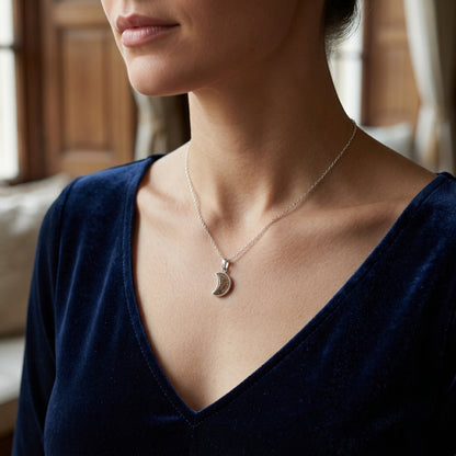 Colgante con Pelo de Mascota en Luna de Plata de Ley 925