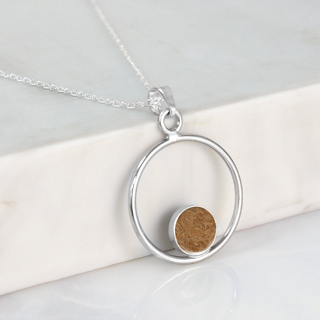 Colgante con Pelo en Círculo dentro de Aro de Plata