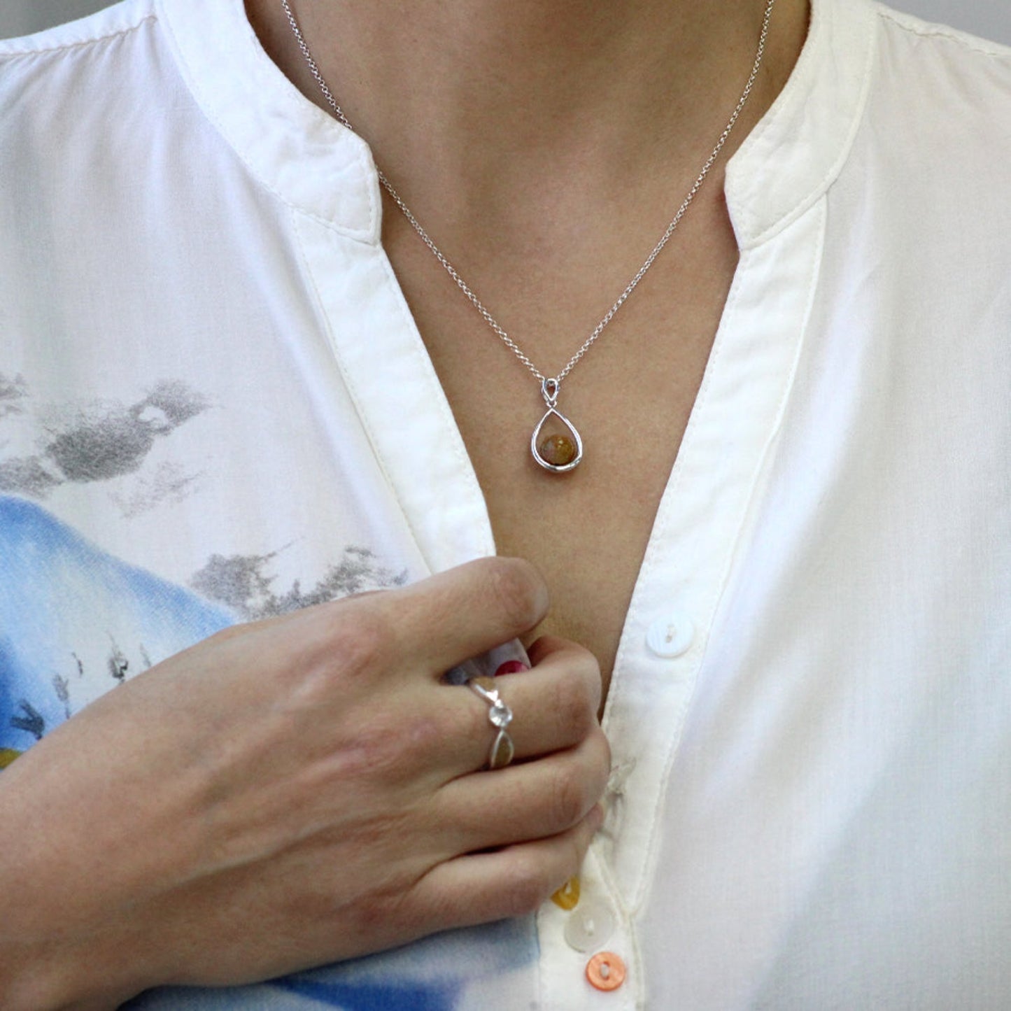Colgante con arena · Gota o lágrima de plata y perla con arena o tierra