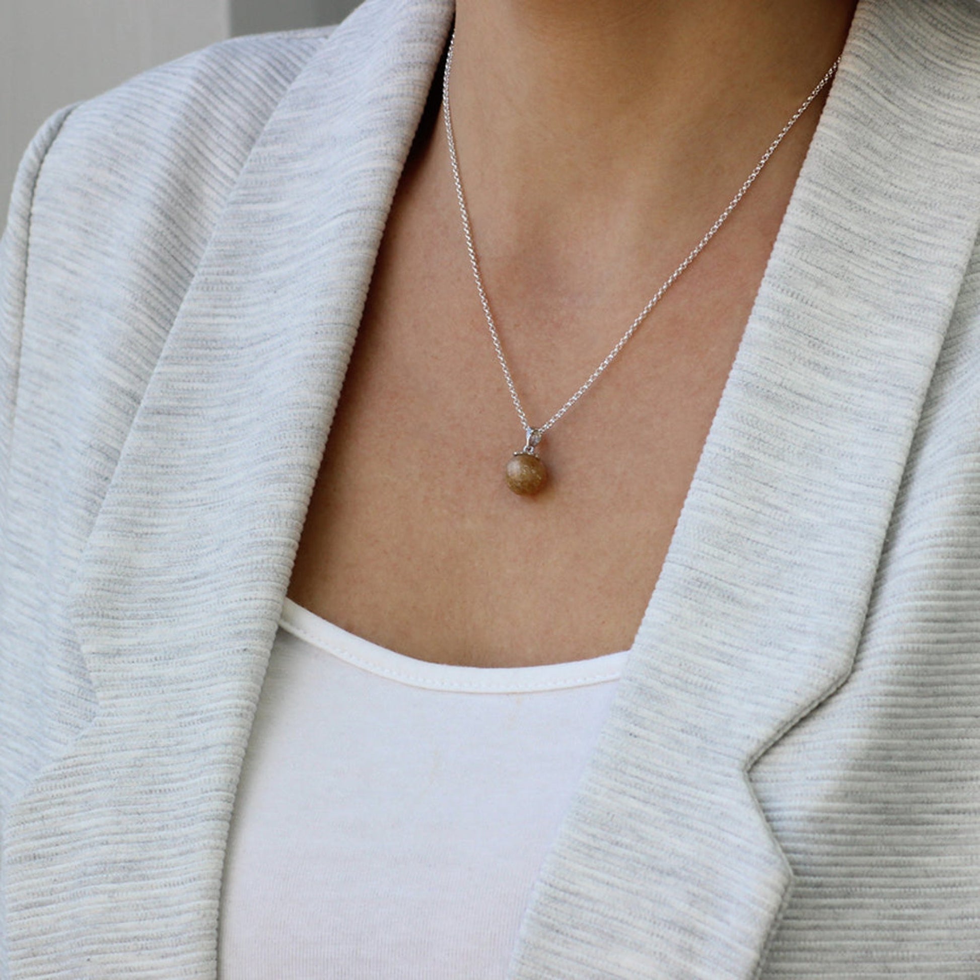 Colgante de plata · Perla con arena o tierra