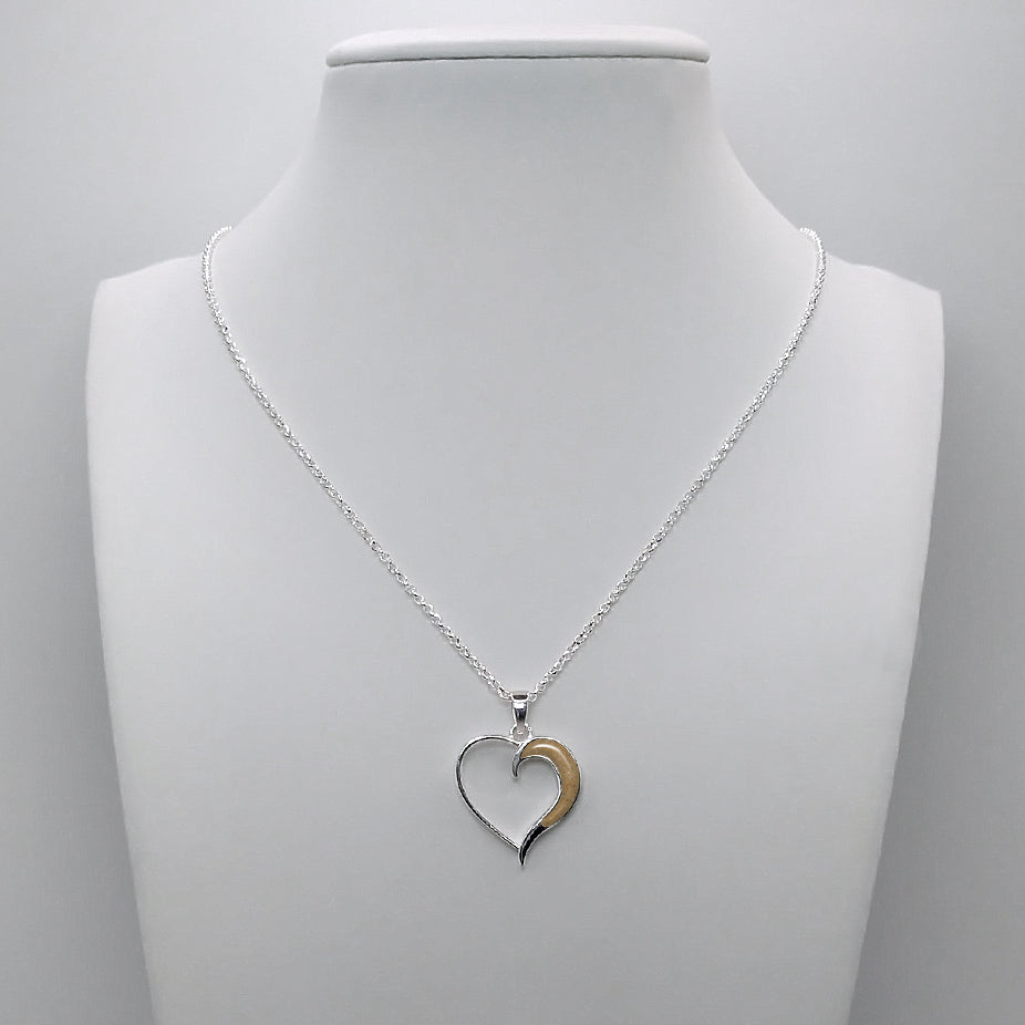 Colgante de plata con arena de playa dorada. Corazón y Luna de plata.