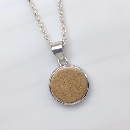 Colgante de plata · Círculo con arena o tierra