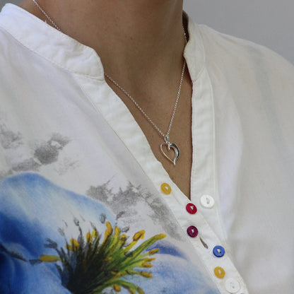 Colgante de plata con arena o tierra en corazón y luna. Negro