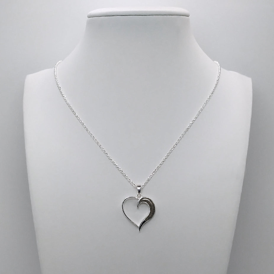 Colgante de plata con arena o tierra en corazón y luna. Negro