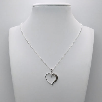 Colgante de plata con arena o tierra en corazón y luna. Negro