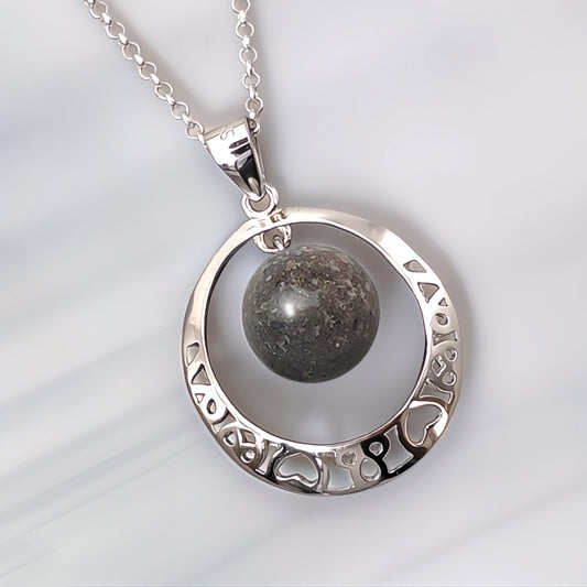 Colgante de plata · Aro y corazones y esfera de ceniza