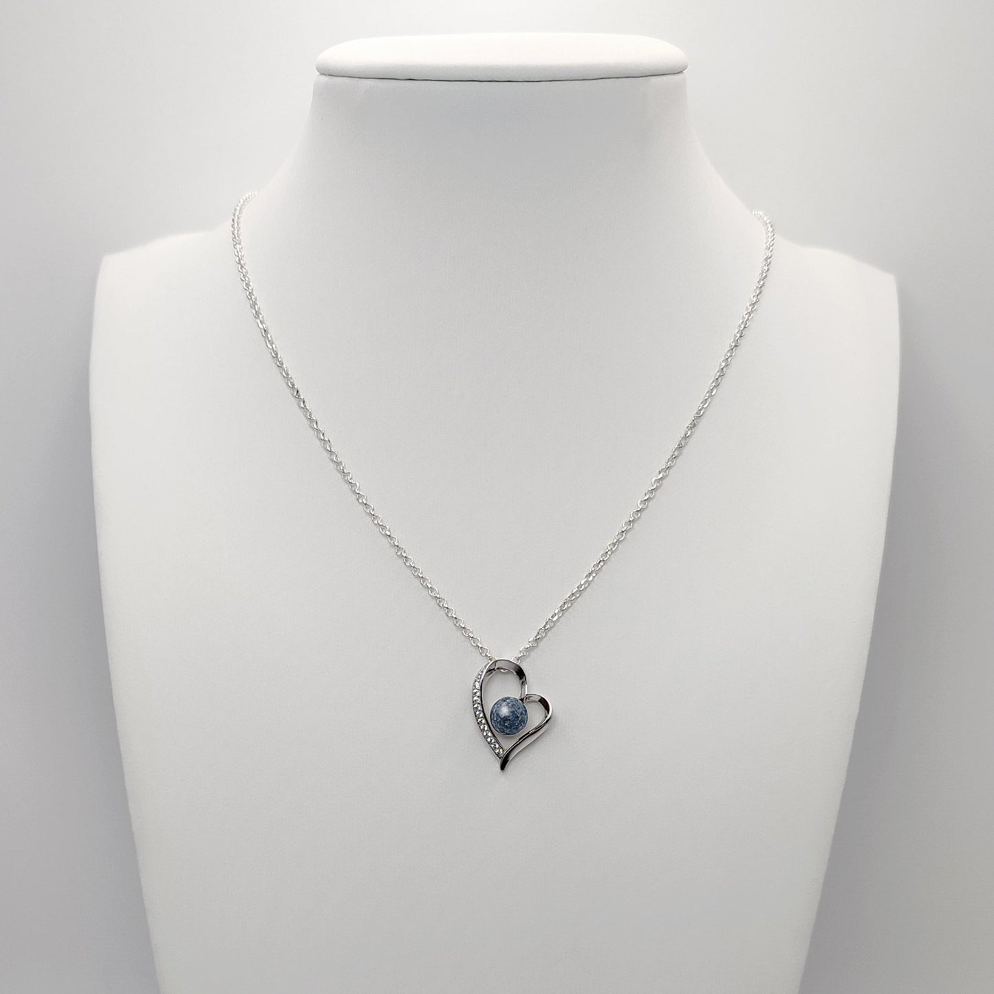 Colgante con cenizas de mascota en corazon con cenizas. Celeste