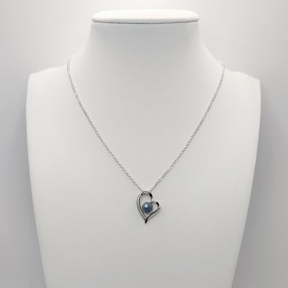 Colgante con cenizas de mascota en corazon con cenizas. Celeste