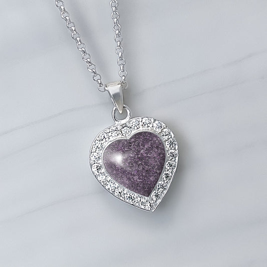 Colgante con cenizas de mascota en corazón de plata rodeado de circonitas