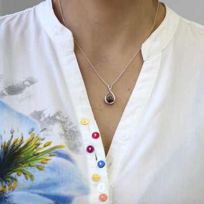 Colgante de plata con esfera de cenizas de tu mascota.